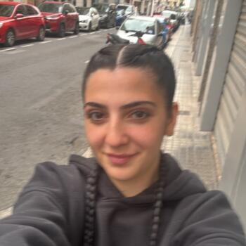 Nanny in Elche: Yana
