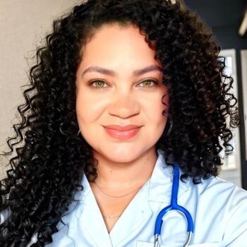 Babá em Goiânia: Helena