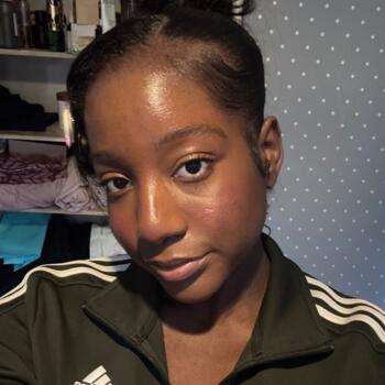 Babysitter in Oldham: Kristel