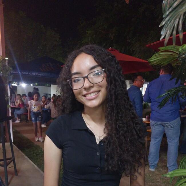 Niñera en David: Anjolie