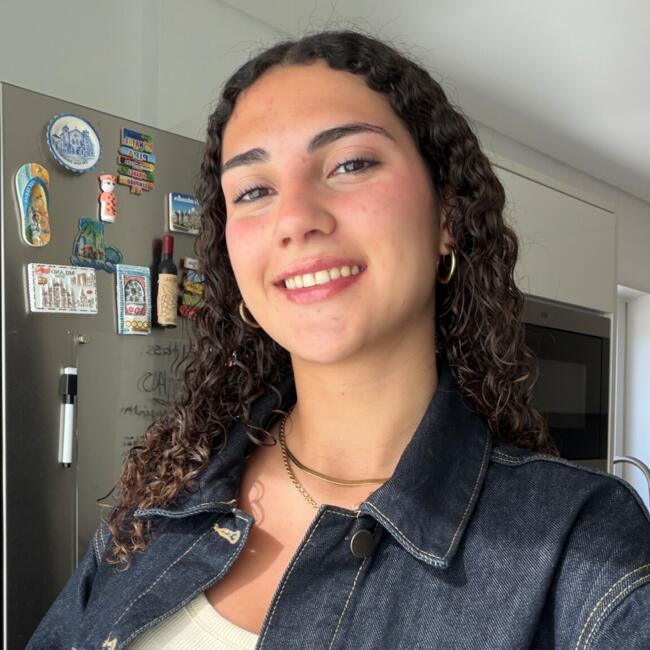 Babysitter in Almada: Adriana