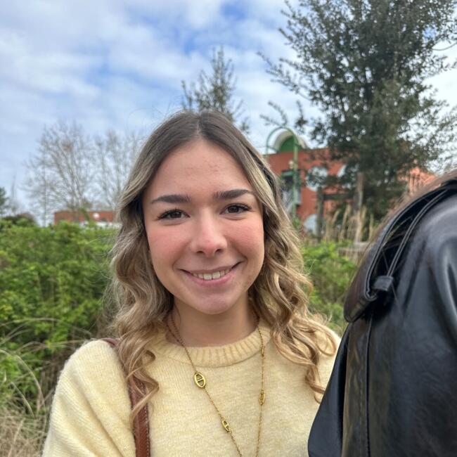 Babysitter in Saint-Aubin-de-Médoc: Camille