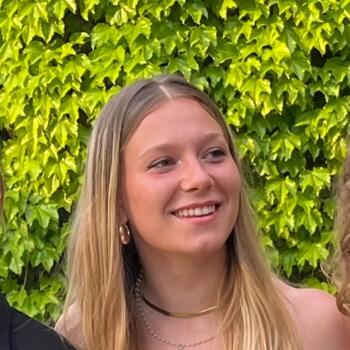 Babysitter in Saint-Julien-en-Genevois: Louise