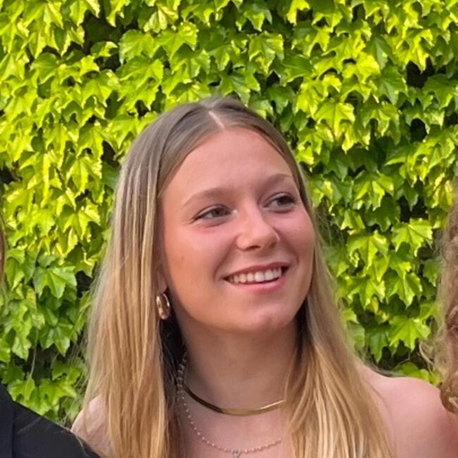 Babysitter in Saint-Julien-en-Genevois: Louise