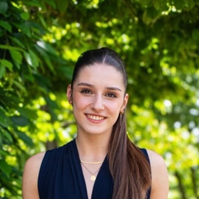 Babysitter in Bayonne: Jade