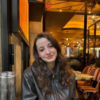Babysitter in Saint-Sébastien-de-Morsent: Yaëlle