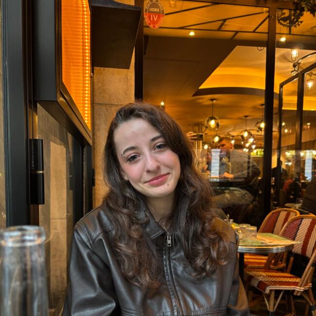 Babysitter in Saint-Sébastien-de-Morsent: Yaëlle
