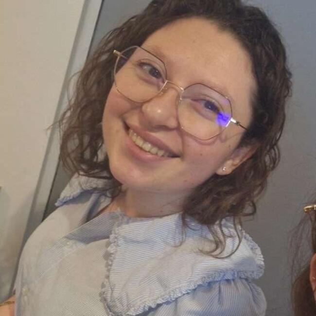 Babysitter in Saint-Éloi: Julie