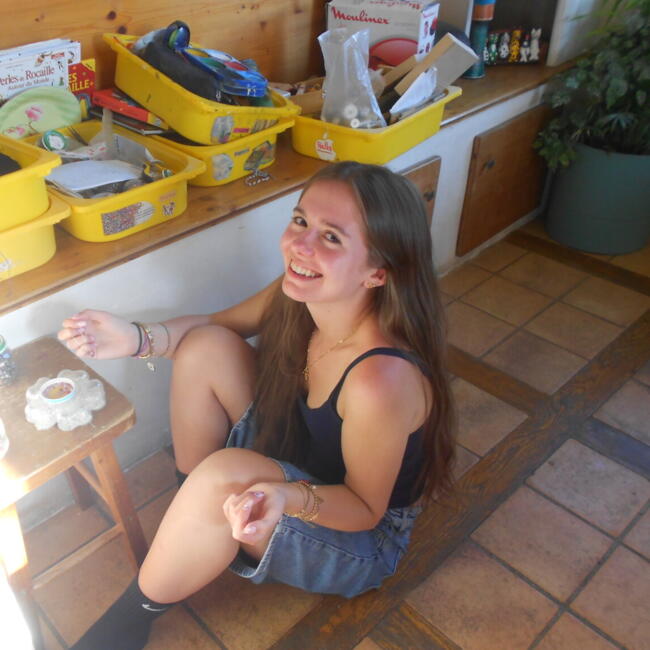 Babysitter in Saint-Romain-la-Motte: Marion