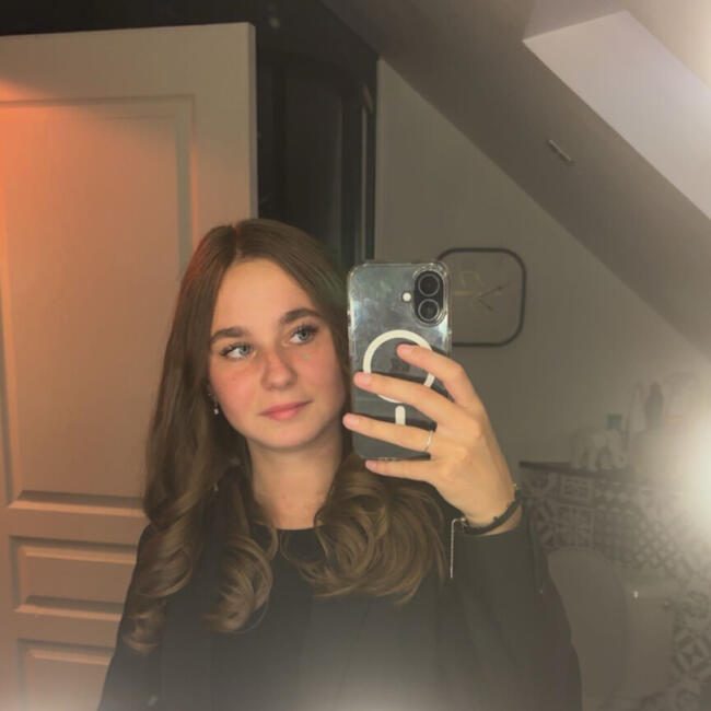 Babysitter in Saint-Jean-d'Assé: Léa