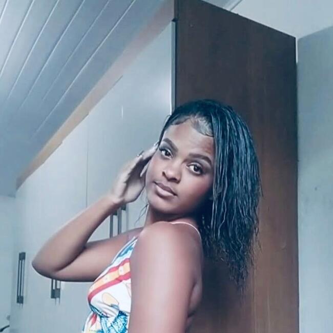 Babysitter in Cabo Frio: Emillyn