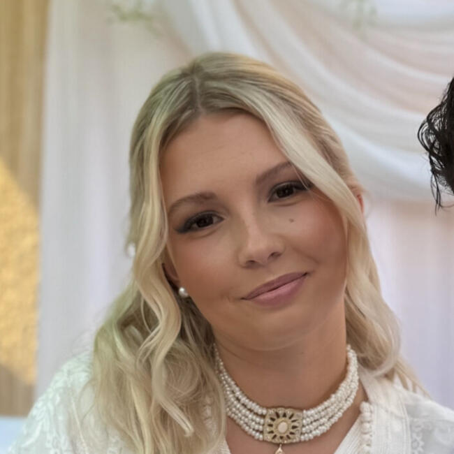 Babysitter in Lamanon: Julia