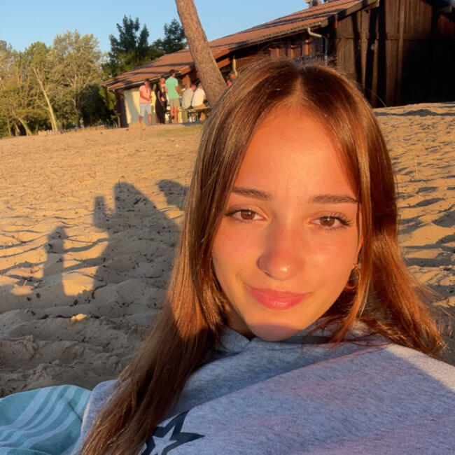 Babysitter in Cholet: Flora