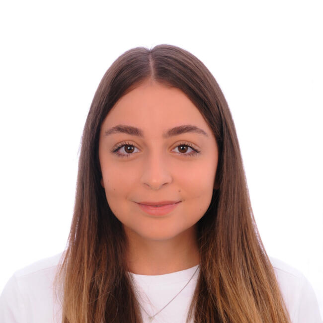 Babysitter in Dubai: Yasmine