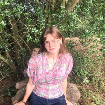 Babysitter in Sint-Gillis: Clémence