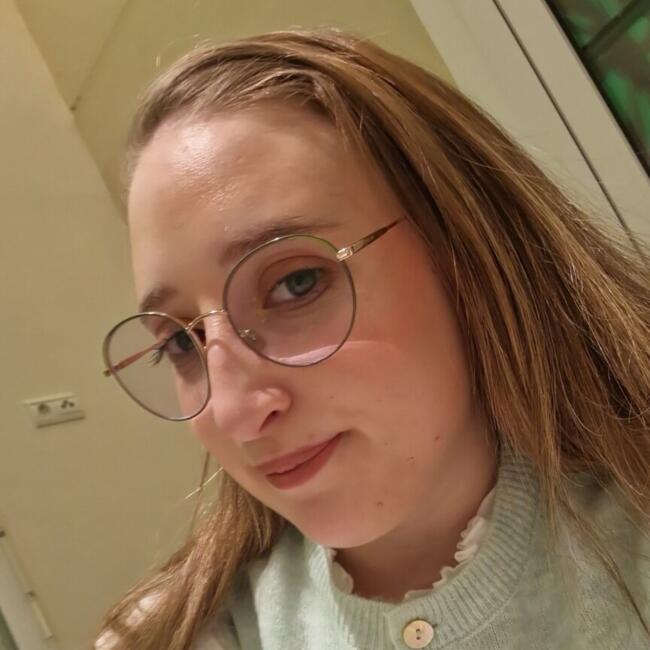 Babysitter in La Chapelle-Bayvel: Loryne