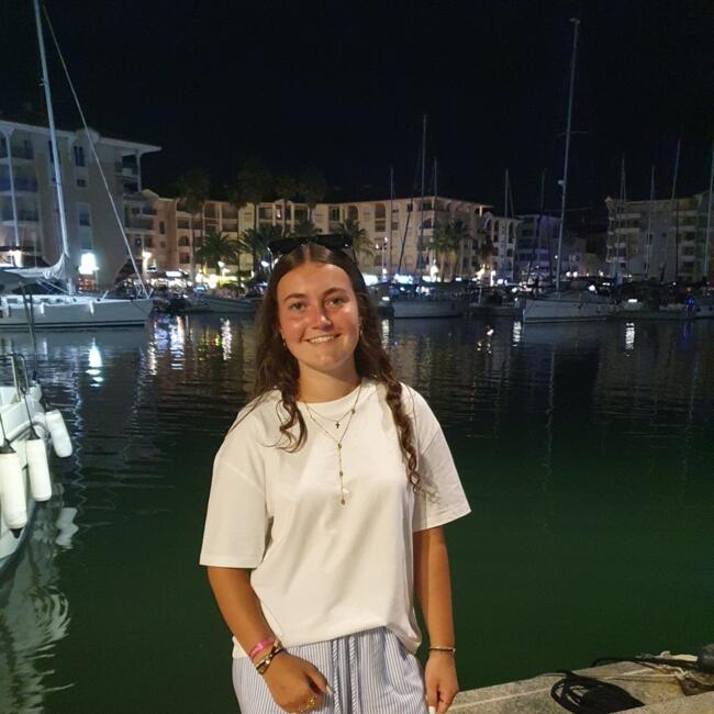 Babysitter in Saint-Médard-sur-Ille: Nina