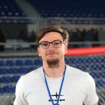 파리에 있는 베이비시터: Julian