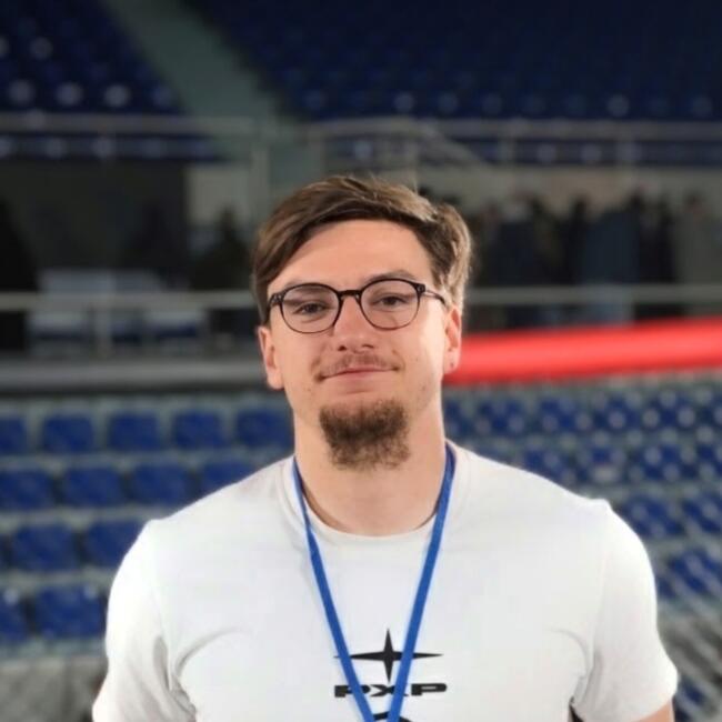 파리에 있는 베이비시터: Julian