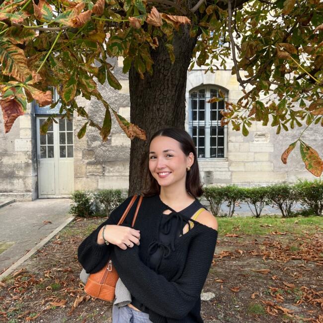 Babysitter in Paris: Inès