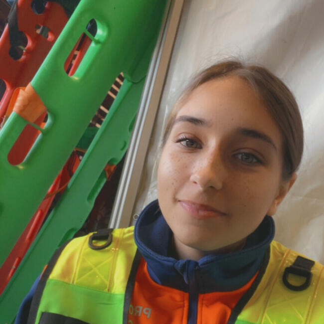 Babysitter in Mont-de-Marsan: Delia