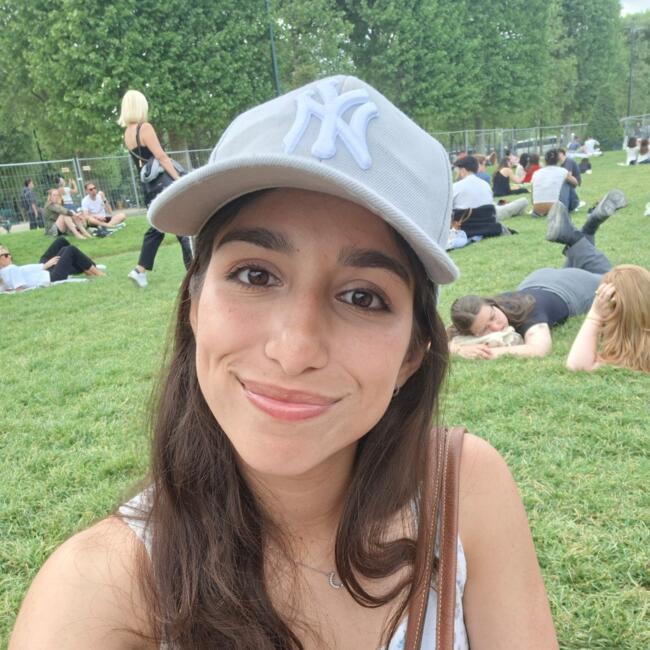 Babysitter in Paris: Valeria