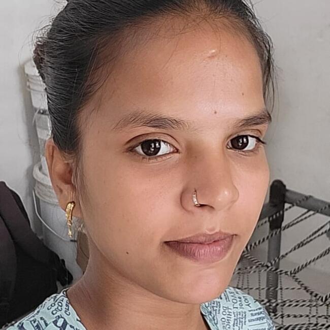 Kāmrej में बेबीसिटर: Komal