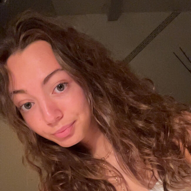 Babysitter in Saint-Thibault-des-Vignes: Jasmine