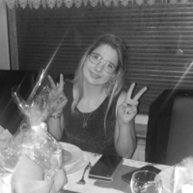 Baby-sitter in Châtelet: Alison