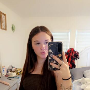 Babysitter in Seguin: Emily