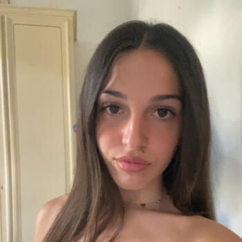 Viareggio的保母: Maya
