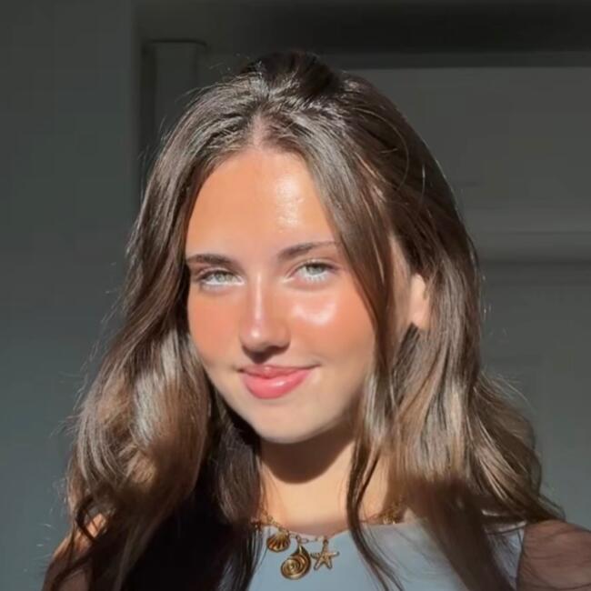 Babysitter in Brochon: Alix