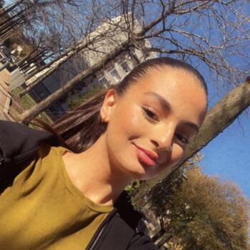 Babysitter in Saint-Fons: Amira