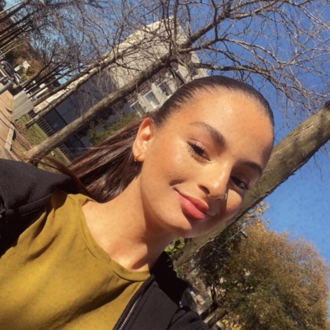 Babysitter in Saint-Fons: Amira