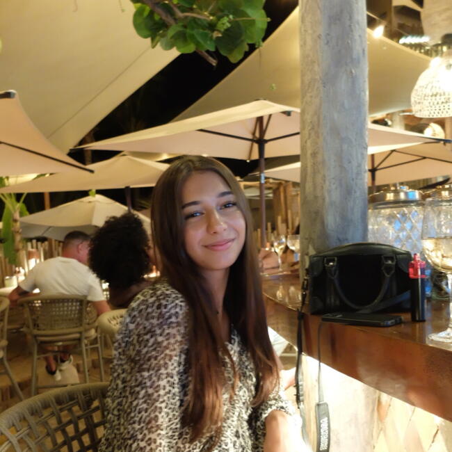 Babysitter in Paris: Jade