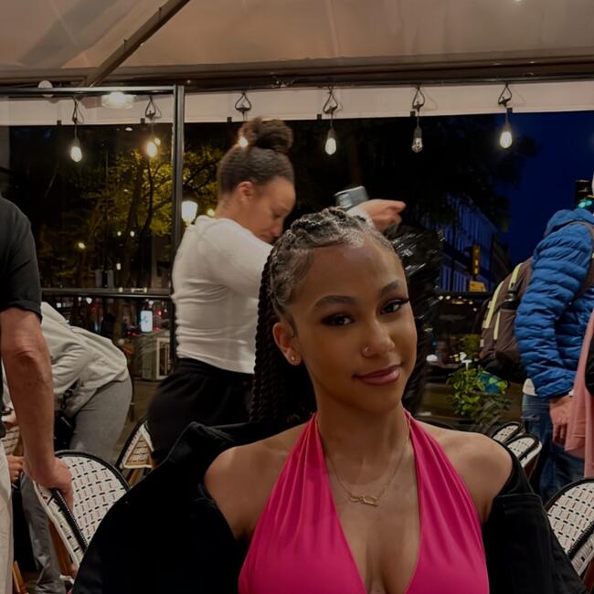 Babysitter in Paris: Nour