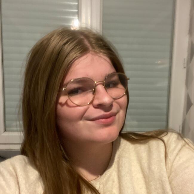 Babysitter in Épron: Elise