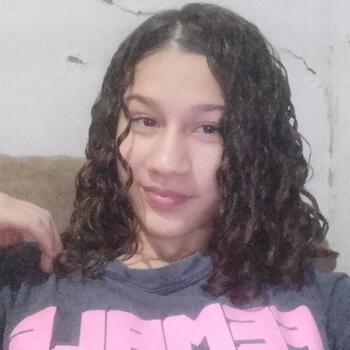 Babysitter in Nova Aliança: Emily