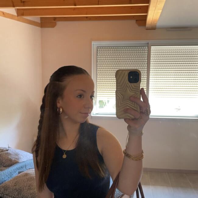 Babysitter in Doué-la-Fontaine: Louise