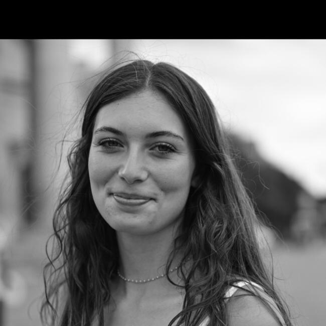 Babysitter in Le Pecq: Victoria