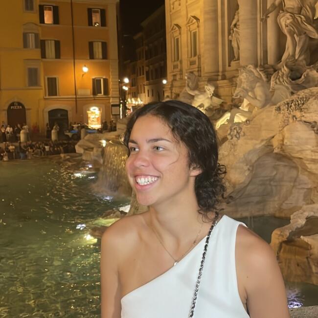 Babysitter in La Rochelle: Pia