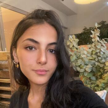 Babysitter Γέρακας: Aseel