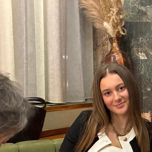 Babysitter in Le Mesnil-Saint-Denis: Camilla