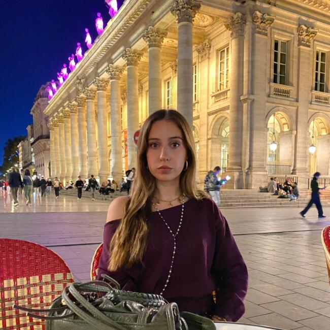Babysitter in Bordeaux: Elsa