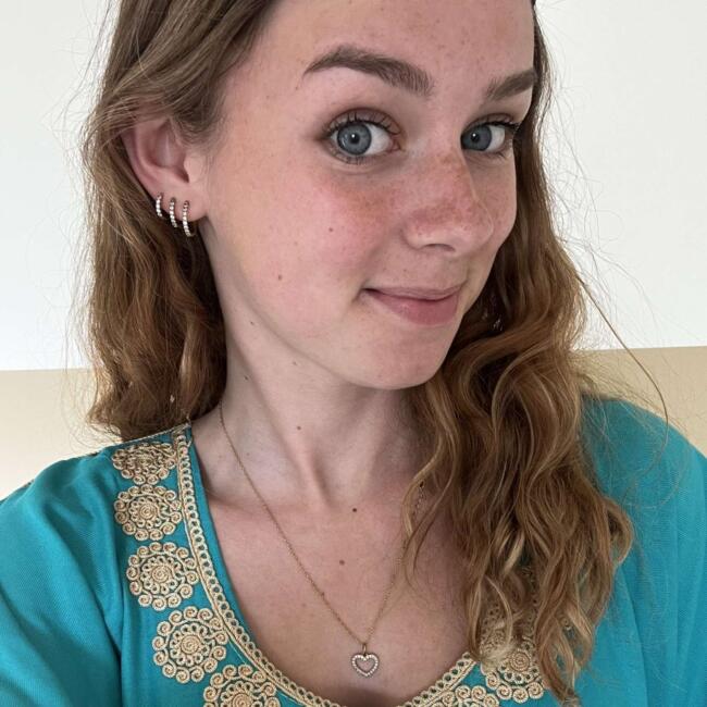 Babysitter in Saint-Florent-des-Bois: Kiara