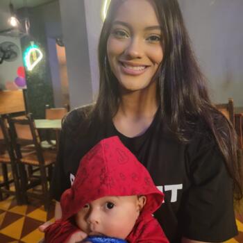 Δουλειά για babysitter στην περιοχή Ενβιγάδο: δουλειά φύλαξης παιδιών Evelyn