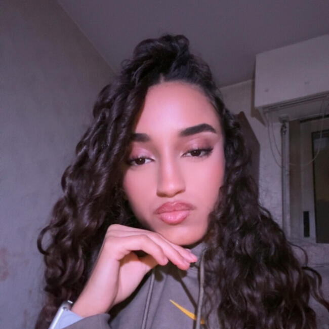 Babysitter in Paris: Salma