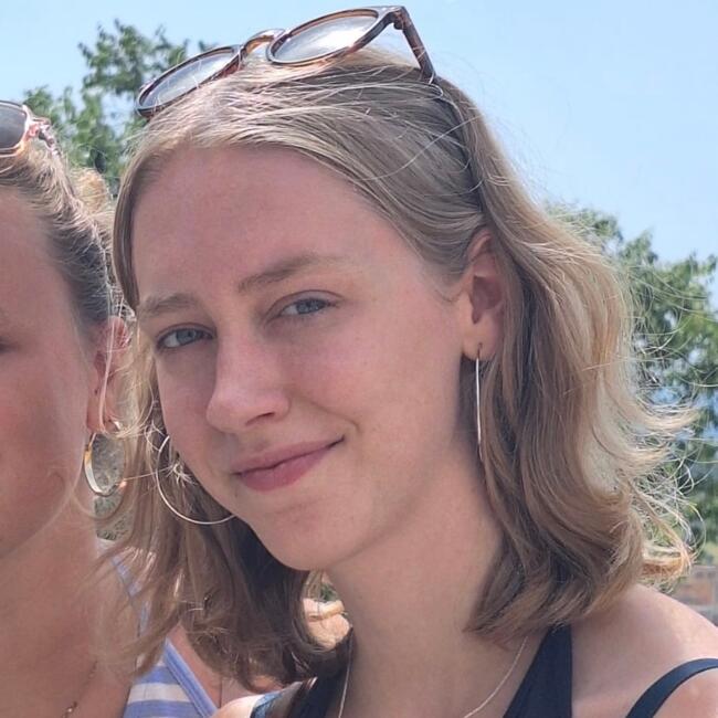 Babysitter in Emblem: Mara