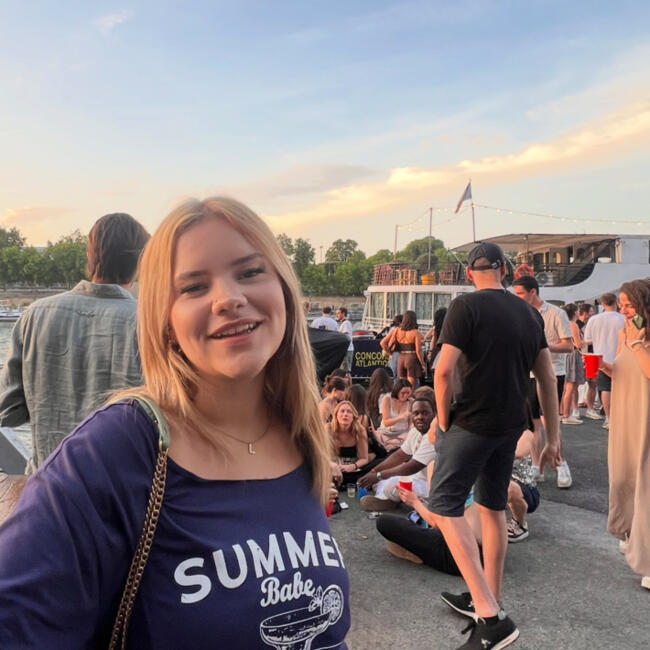 Babysitter in Paris: Lisa