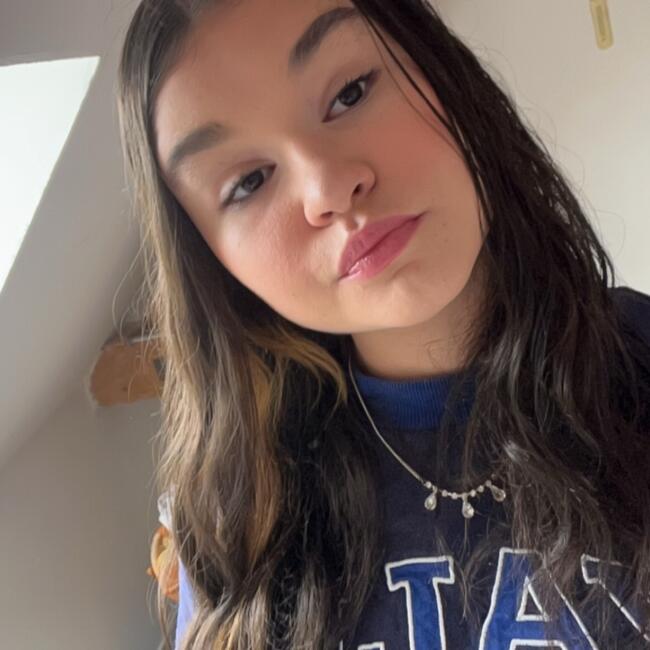 Babysitter in Saint-Bômer-les-Forges: Lea